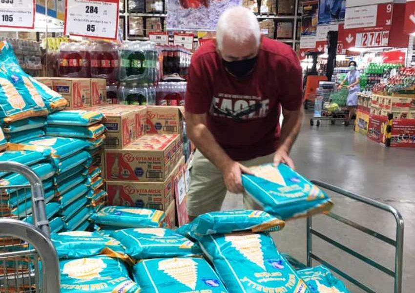 Good Heated Australian Organizes Food Donation in Chiang Mai
