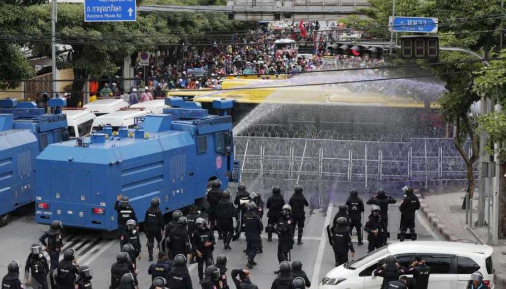 Thai Politicians Flee Parliament as Protesters Clash with Thai Police
