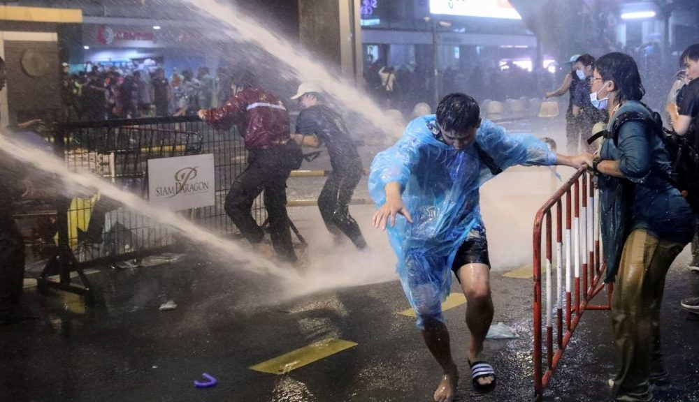Anti-Government Protesters Defy Police Water Cannons to Deliver Letters