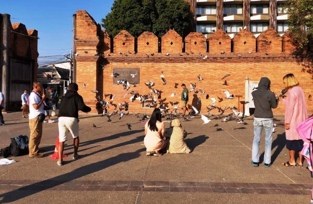 Tourists Warned Over Scammers at Chiang Mai's Tha Pae Gate