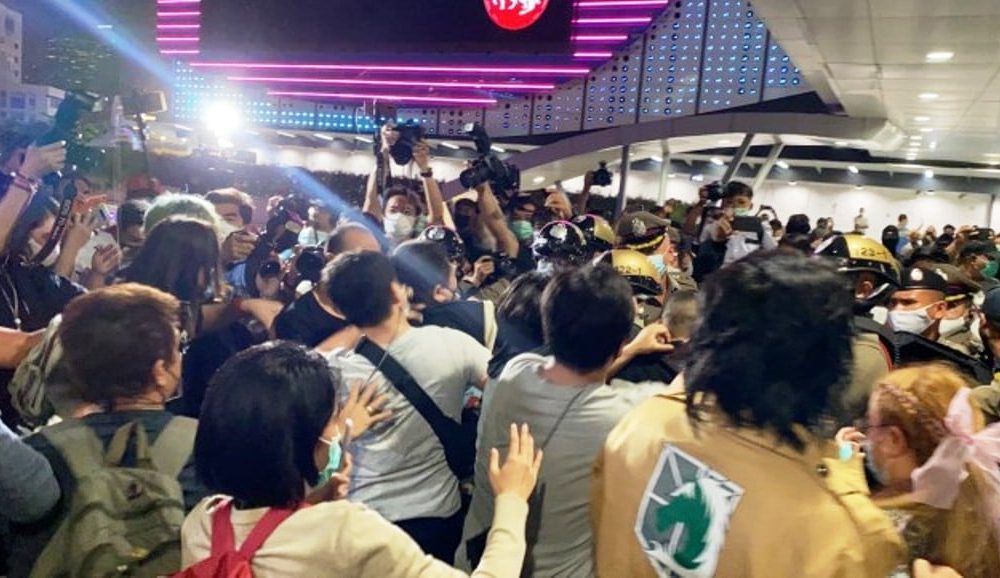 Anti-Government Protesters and Police Clash at Bangkok Police Station