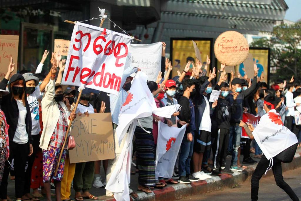 Protests in Tachileik Halts Border Trade and Strands Freight Trucks