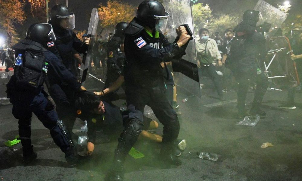 Thai Police Open Fire with Rubber Bullets at Anti-Government Protesters