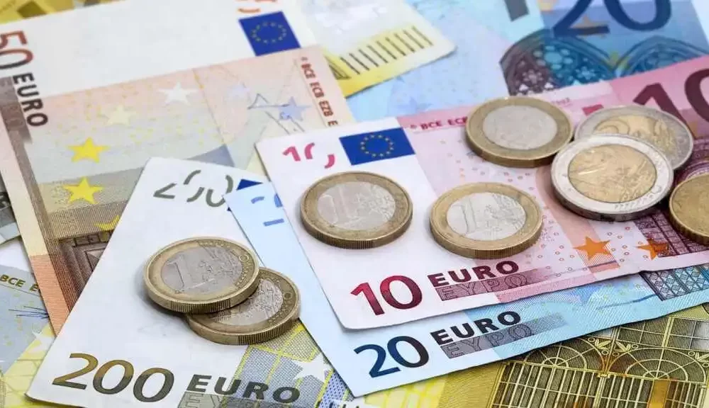 Euro Plummets to 16-Month Low Ahead of US Consumer Test