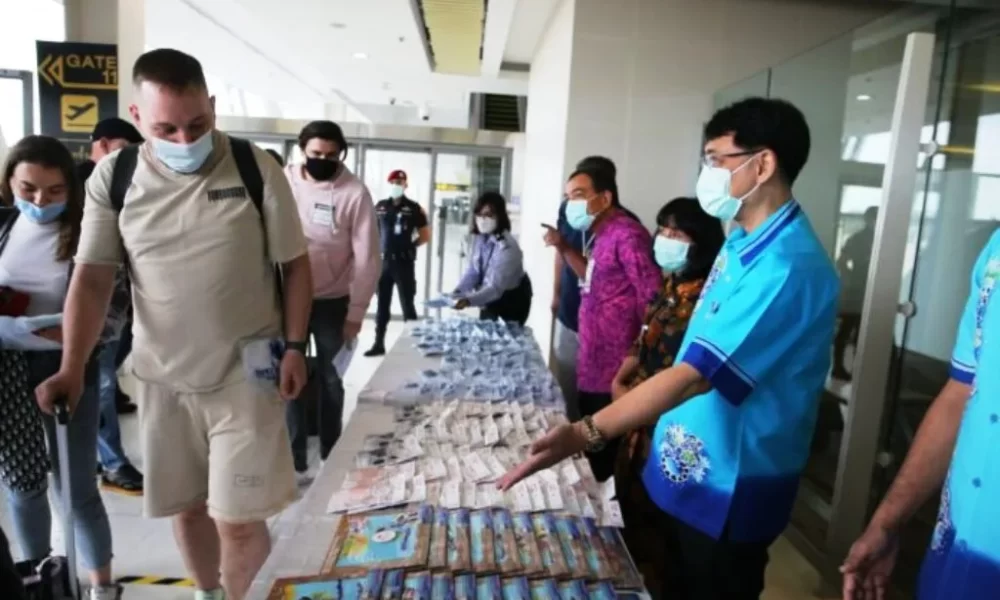 Thai Authorities Threaten to Fine Foreigners Not Wearing Masks