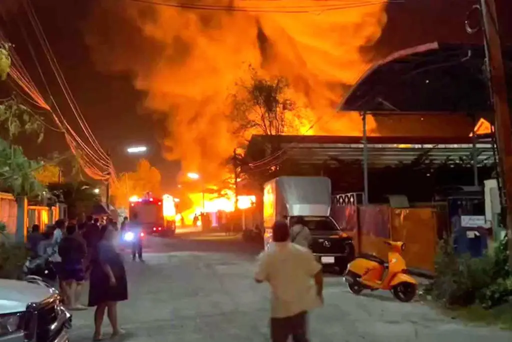 Fire Destroys Mattress Warehouse, Damages Nearby Homes