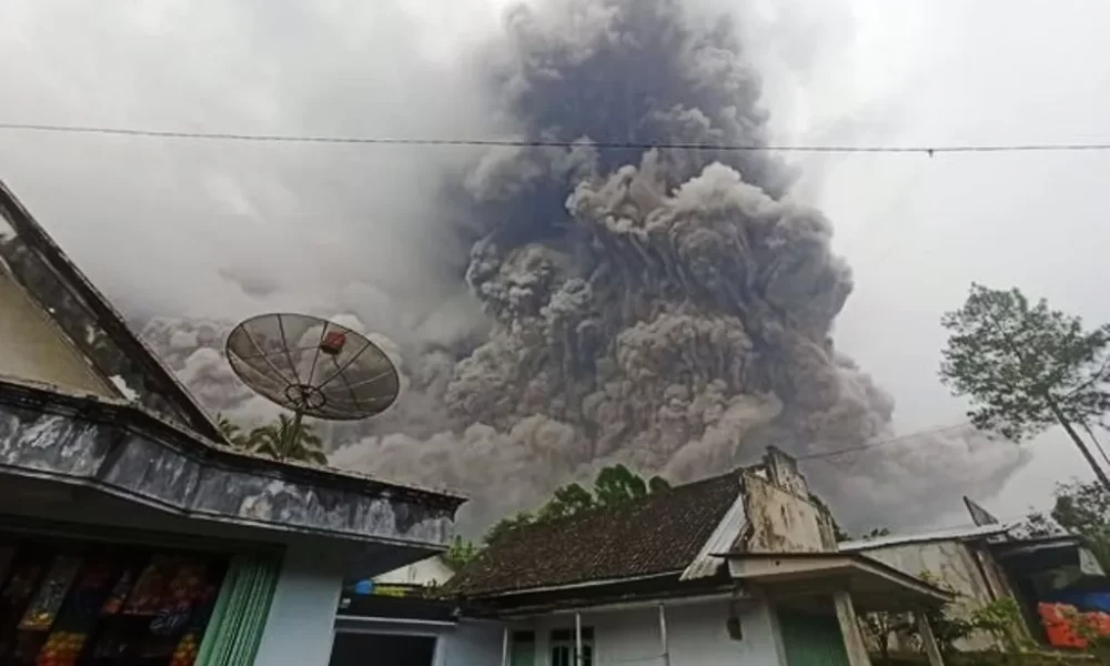 Thousands Flee Indonesian Mount