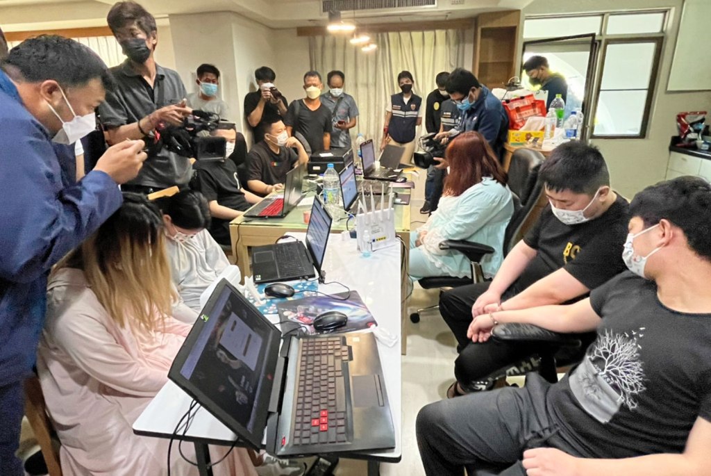 Police Arrest 10 Chinese Nationals Wanted for Fraud in China