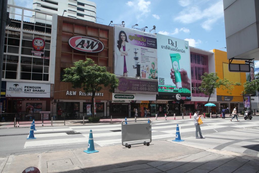 Carl's Jr Follows A&W's Departure from Thailand Closing All 6 Outlets