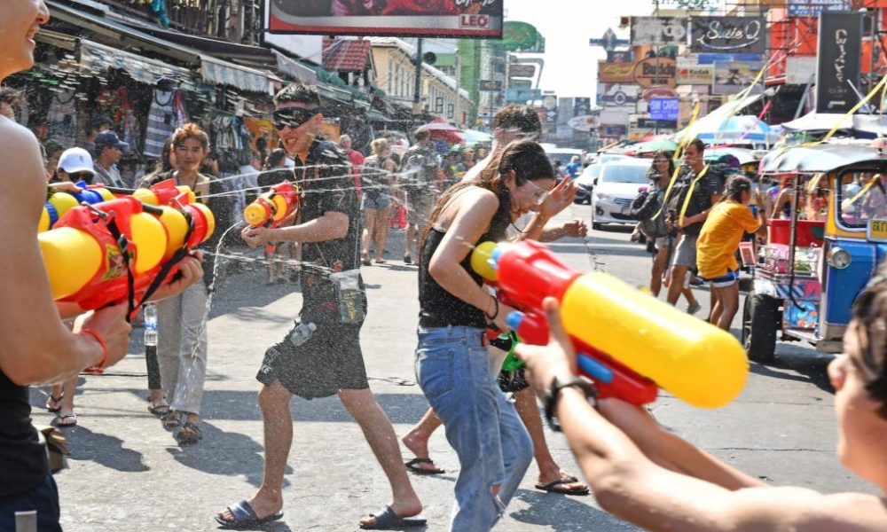 Songkran Revelers Flouts Governments Water Splashing Ban