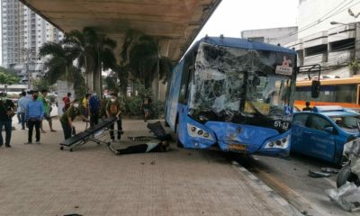 Public Transit Bus Crashes into 8 Vehicles