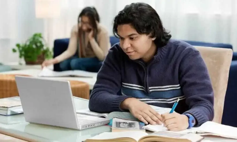 Online Degrees vs University Degrees - How Do We Compare Both?