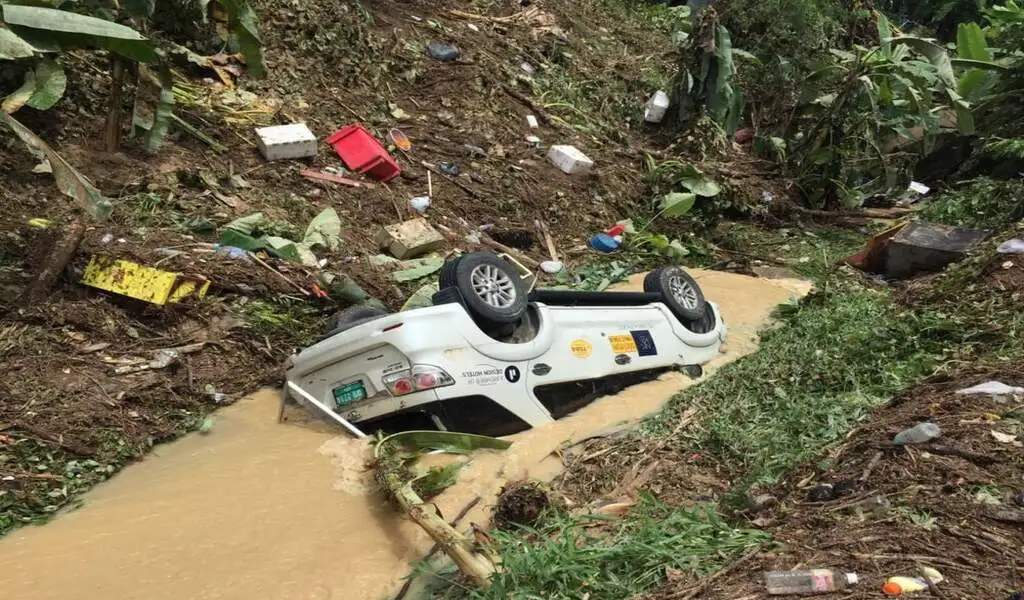 Phuket floods – Pedestrians, Field Hospital, Royal Donations