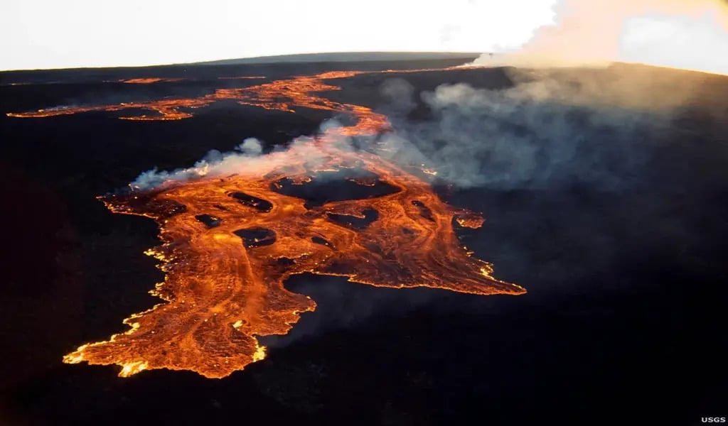 Hawaii's Mauna Loa Volcano Explodes For The First Time Since 1984
