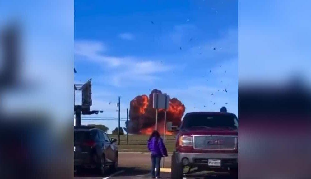 [VIDEO] WW2 Planes Collided and Crash at Dallas Airshow