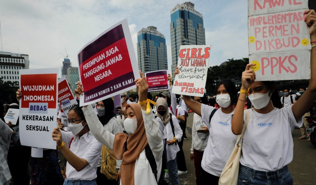 Indonesia Attempts To Calm Tourists’ Concerns Over New Sex-Outside-Marriage Law