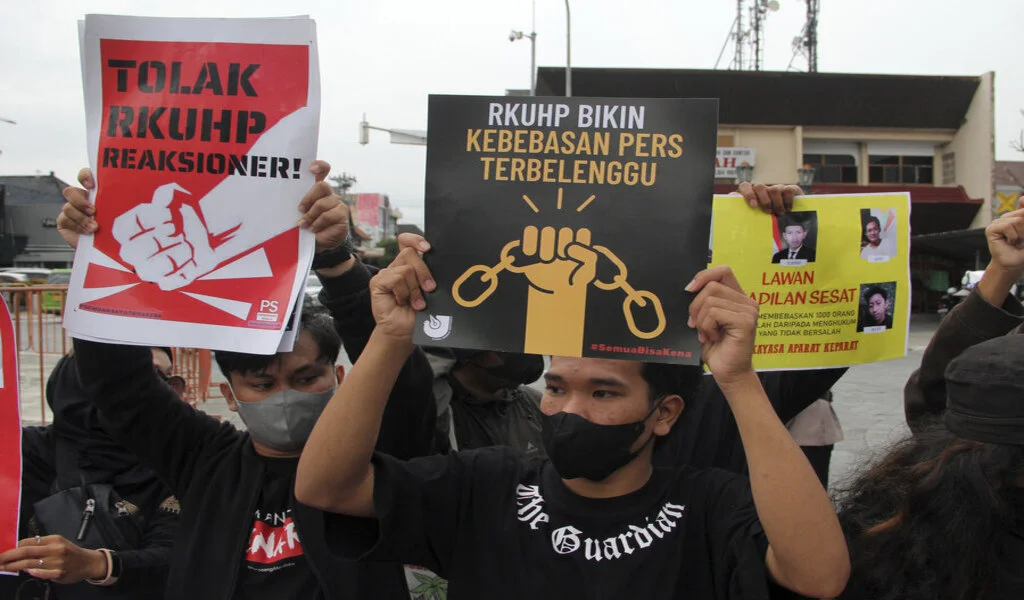 Indonesia Attempts To Calm Tourists’ Concerns Over New Sex-Outside-Marriage Law