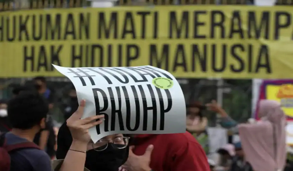 Indonesia Attempts To Calm Tourists’ Concerns Over New Sex-Outside-Marriage Law
