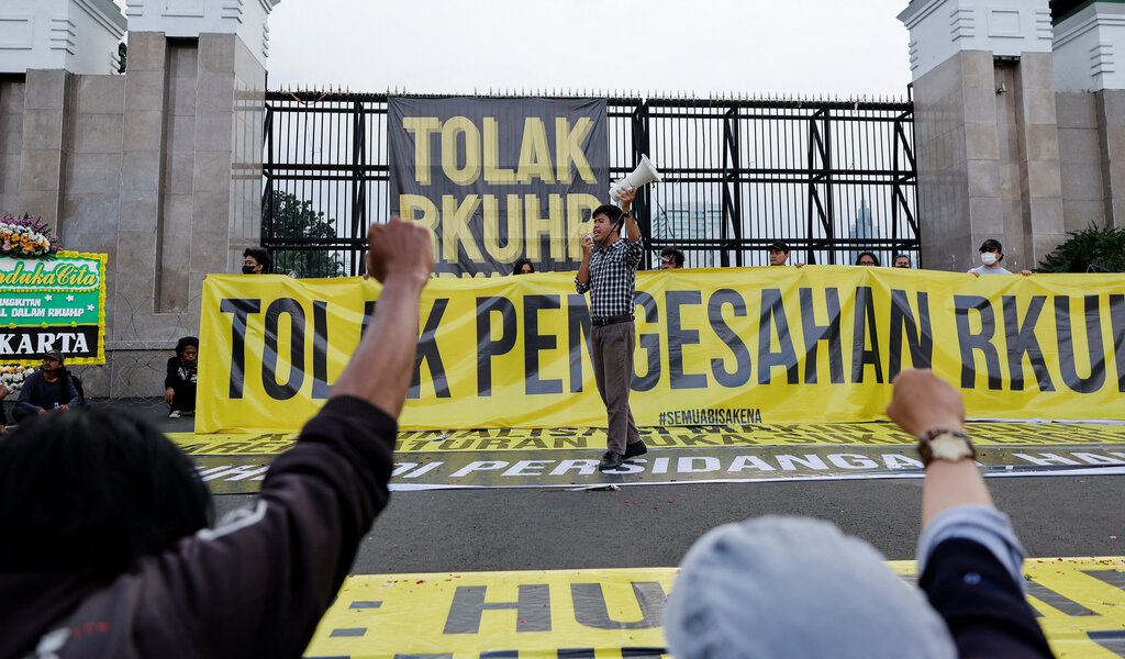 Indonesia Attempts To Calm Tourists’ Concerns Over New Sex-Outside-Marriage Law