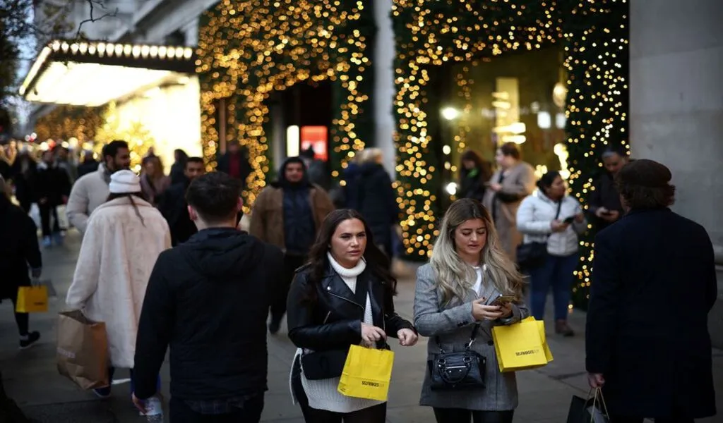 UK Economy to Shrink 0.4% in 2023, Risks 'Lost Decade' CBI