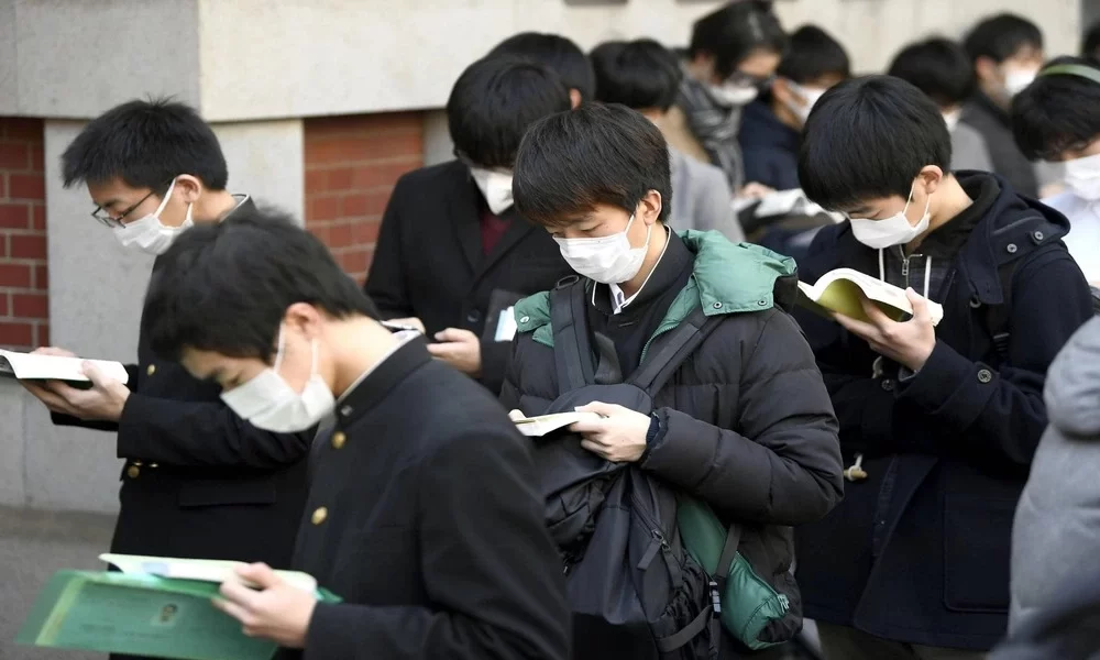 Japan's Government Considers No-Mask Graduation Ceremonies