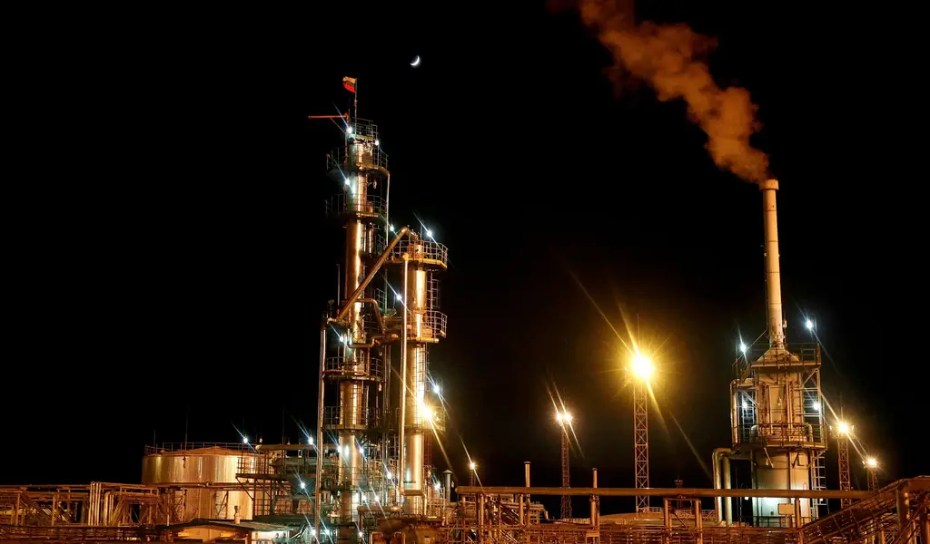 Russia Cuts Oil Production Over Western Price Caps
