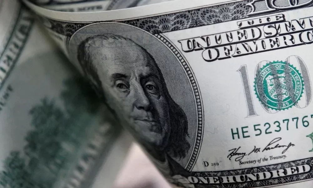 U.S. Dollar Climbs as Central Banks See Inflation Risks Unwind