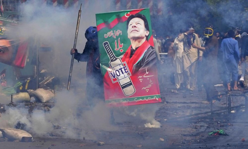 Police in Pakistan Raid Home of Imran Khan, 61 Arrested