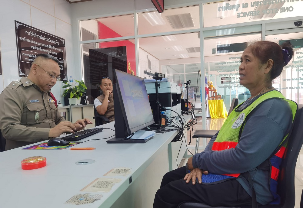 Street cleaner in Thailand returns gold