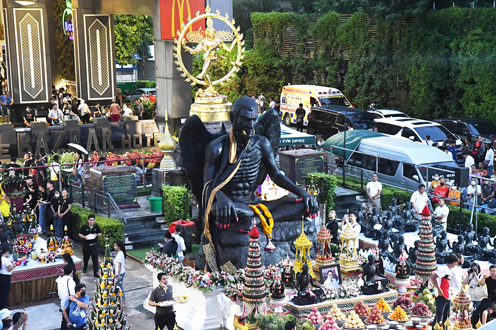Khru Kai Kaeo, Bangkok Hotel