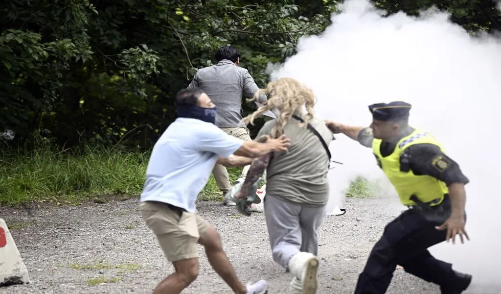 Swedish Police Detain Woman for Using Fire Extinguisher Against Quran-Burning Protester