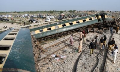 Pakistan passenger train derails, killing at least 30 people
