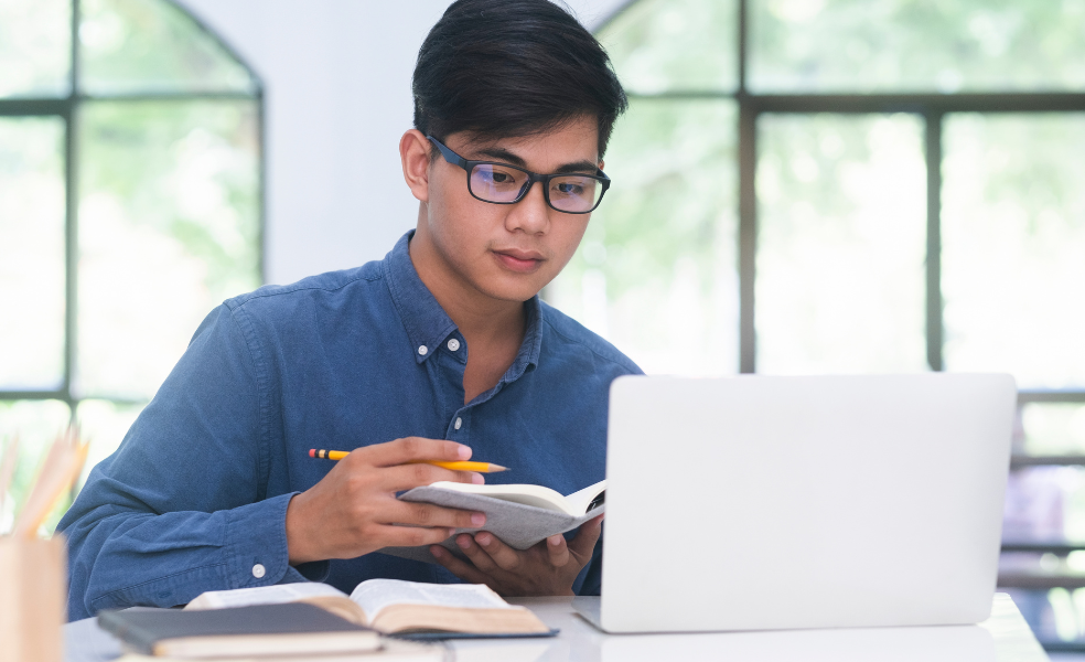 3 Benefits Why You Should Rent Your Textbooks Online
