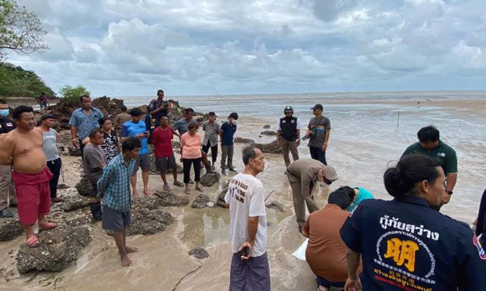 Police Search for Mother of Newborn Baby's Found Dead on Beach