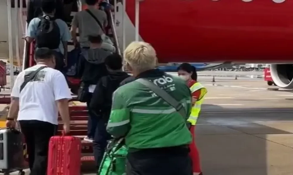 Thai Food Delivery Rider Flies to Singapore for Chicken Rice