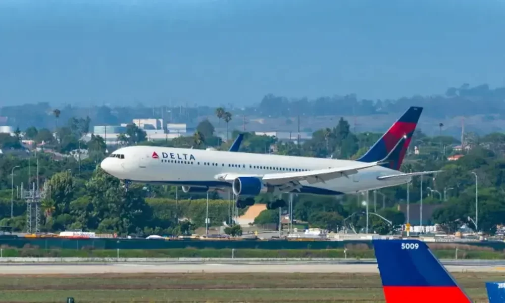 Delta Air Lines Company (NYSE: DAL) Investors Are Less Pessimistic