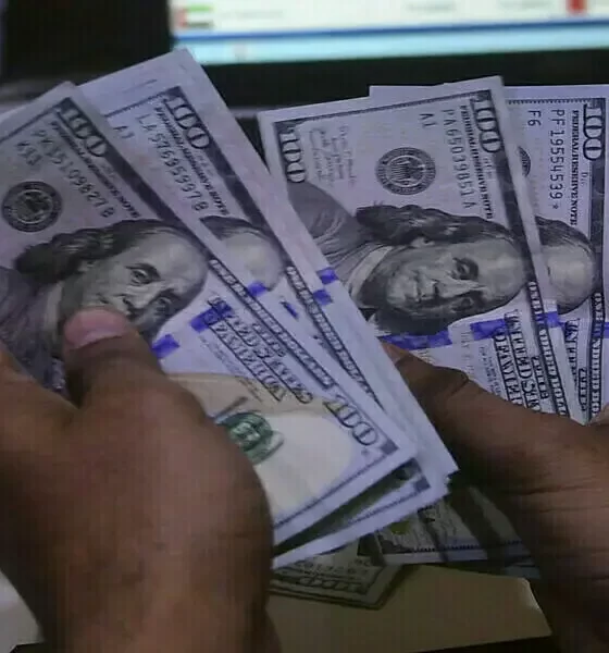 US Dollar Sways In Light Trading; Yen Gains