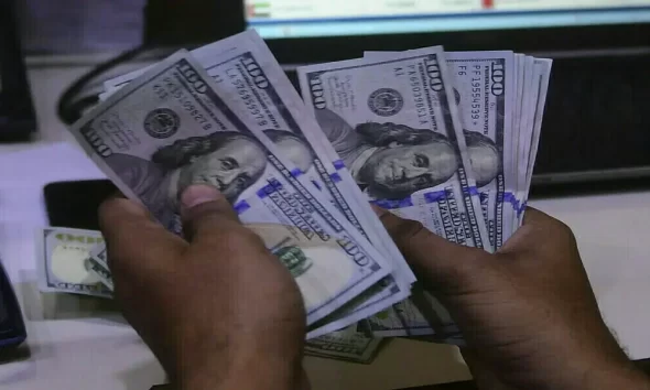 US Dollar Sways In Light Trading; Yen Gains