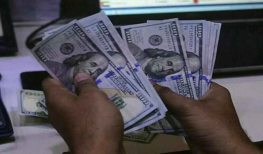 US Dollar Sways In Light Trading; Yen Gains