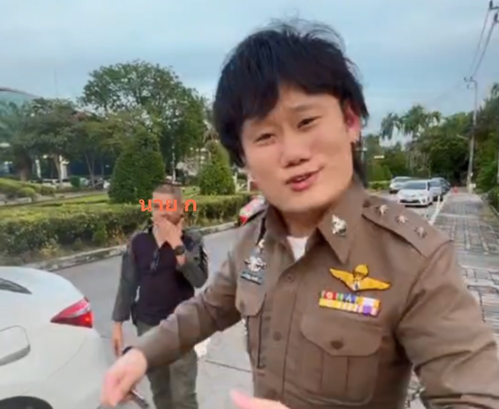Facebook Video of Chinese Influencer Wearing Thai Police Uniform