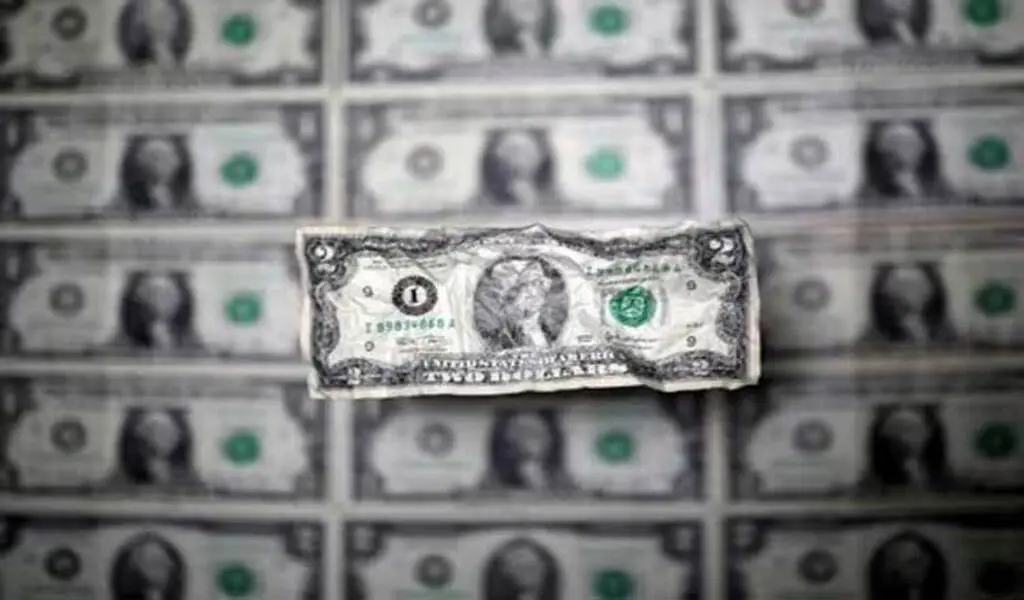 The Dollar Declines Against The Yen But Recovers Against The Euro.