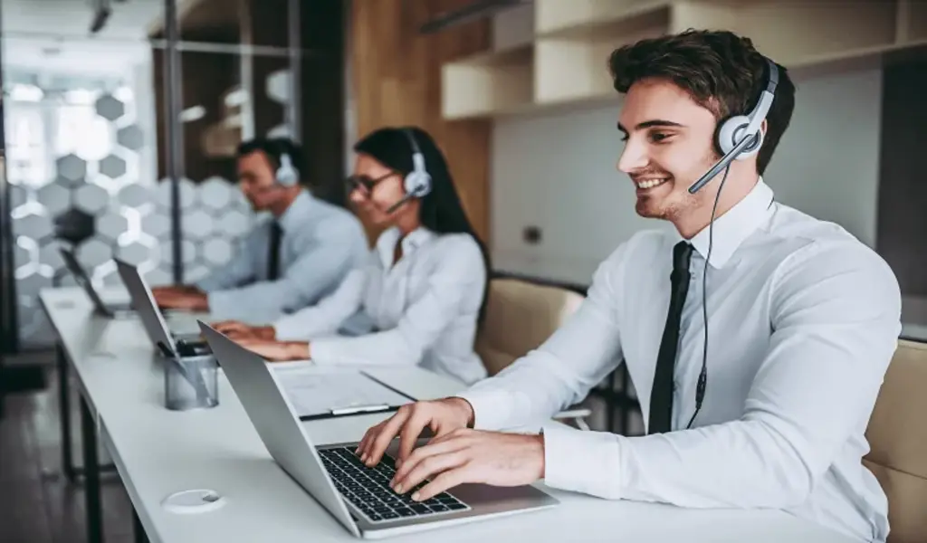 Navigating Contact Center Challenges in 2023: Insights from CallMiner's CX Landscape Report