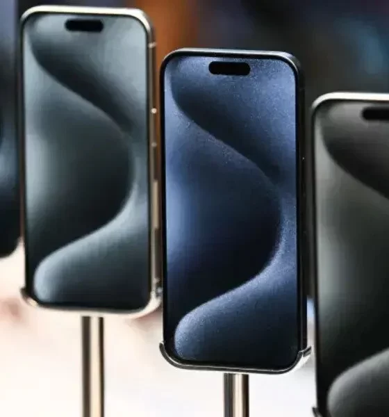 Apple iPhone Supplier Foxconn Expects Lower First-Quarter Revenue