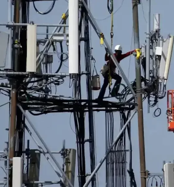 AT&T Users Hit By Cellular Outage In U.S.