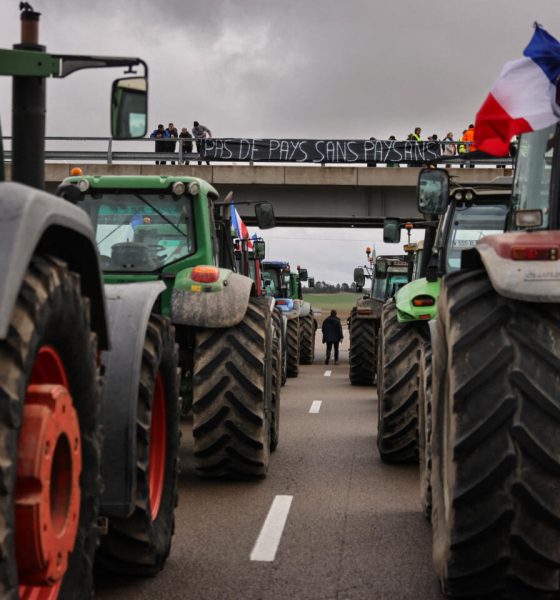 French Farmers Close in on Paris