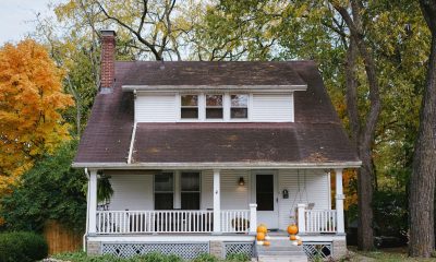 Close the Deal and Move Easily: A Complete Guide to Selling Your Home and Moving