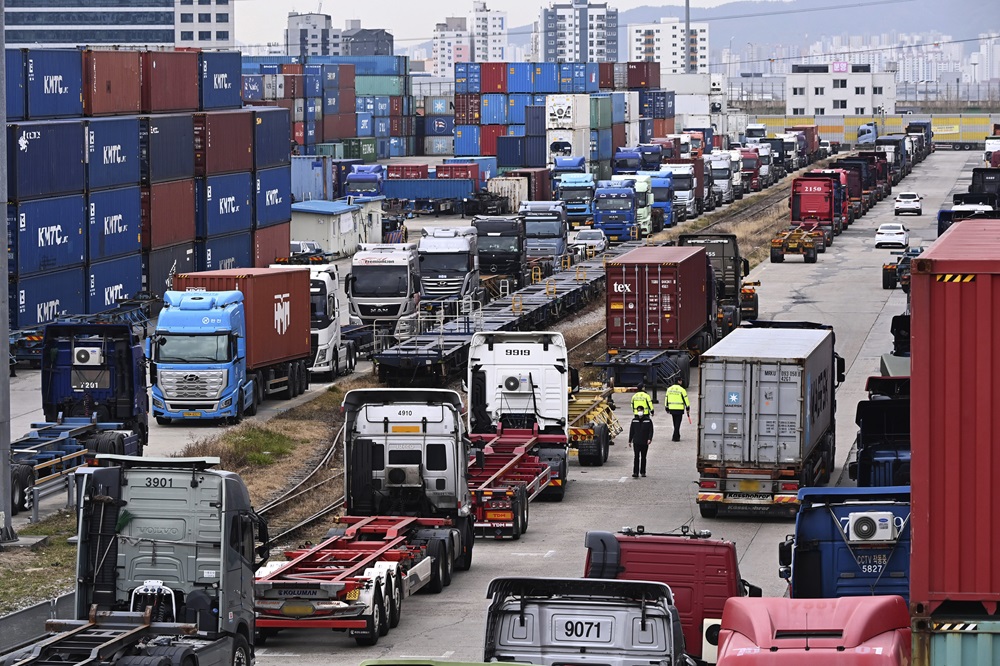 Truckers in Thailand Threaten Nationwide Strike Over Diesel Prices